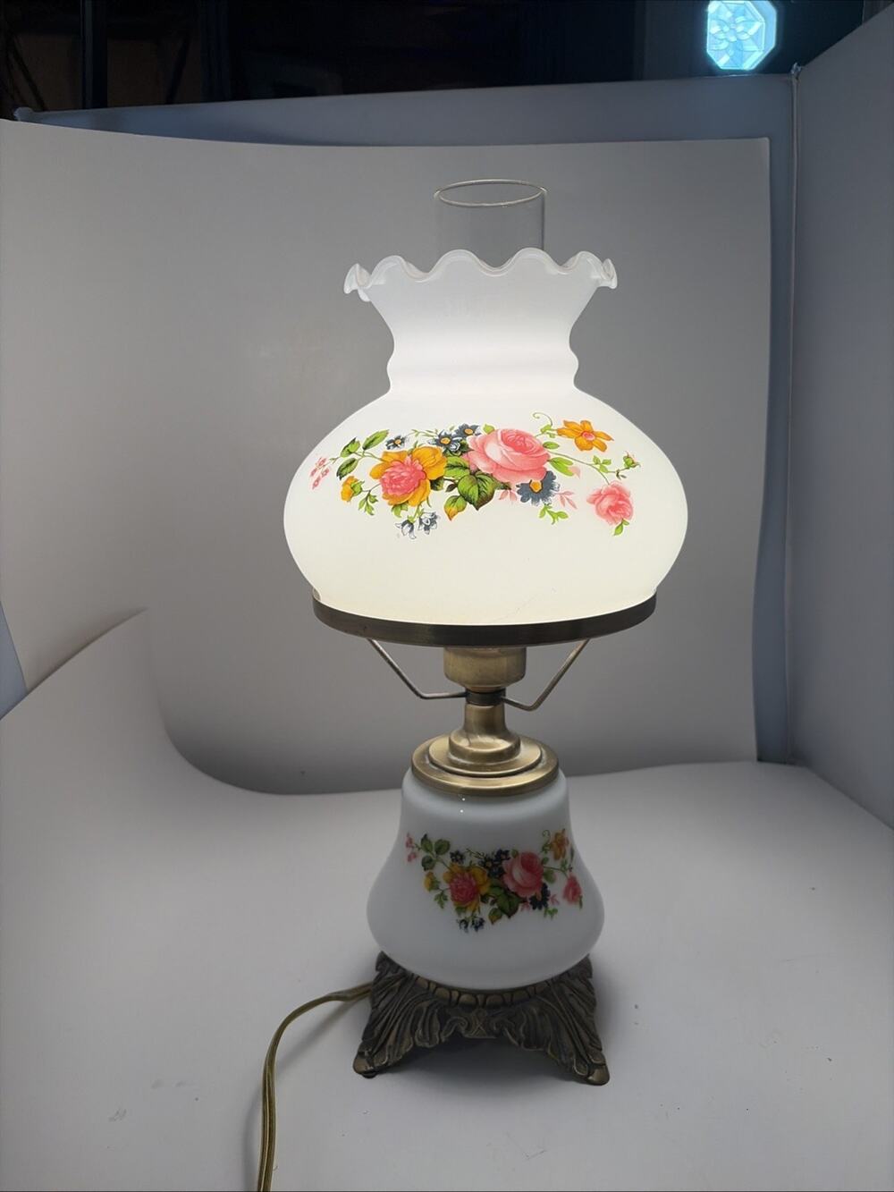 VINTAGE GWTW HURRICANE PARLOR TABLE LAMP W Pink Yellow Blue FLOWERS